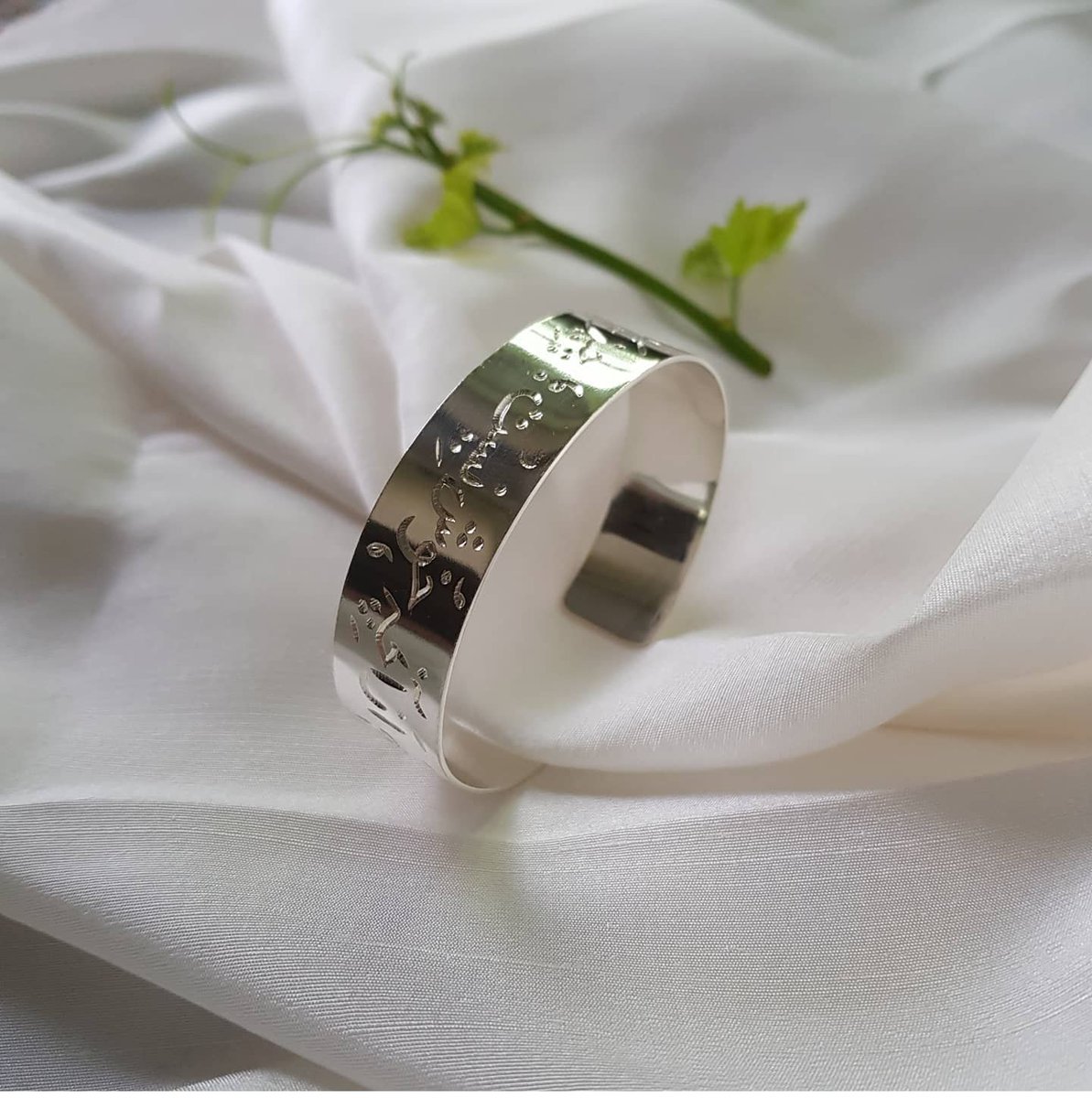 Noqra2's tweet photo. Rumi wisdom carved on sterling silver #persiancalligraphy #handmadejewelry #carvedsilver #silvercuff https://t.co/FXK3b0abii