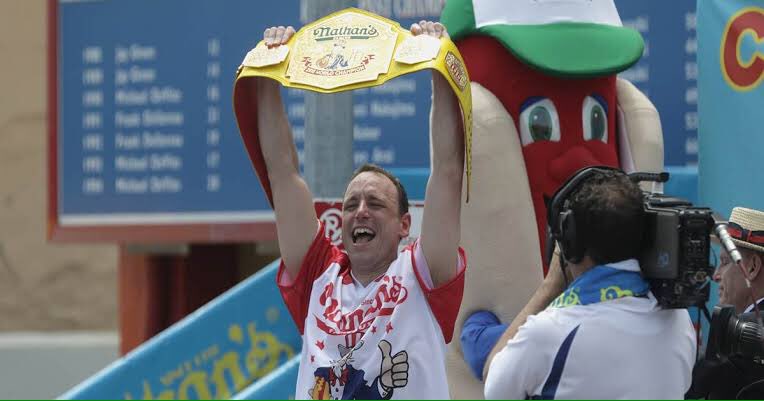 wikiafripedia's tweet photo. ARTS AND CULTURE🎭
American competitive eater Joey Chestnut wins his 13th Nathan's Hot Dog Eating Contest after eating a world record 75 hot dogs in 10 minutes.
See related arts: https://t.co/rfoNzrgf6V
.
#arts #culture #competitiveeaters #nathanshotdog #contest #hotdog #winner https://t.co/U1u4nGkyif