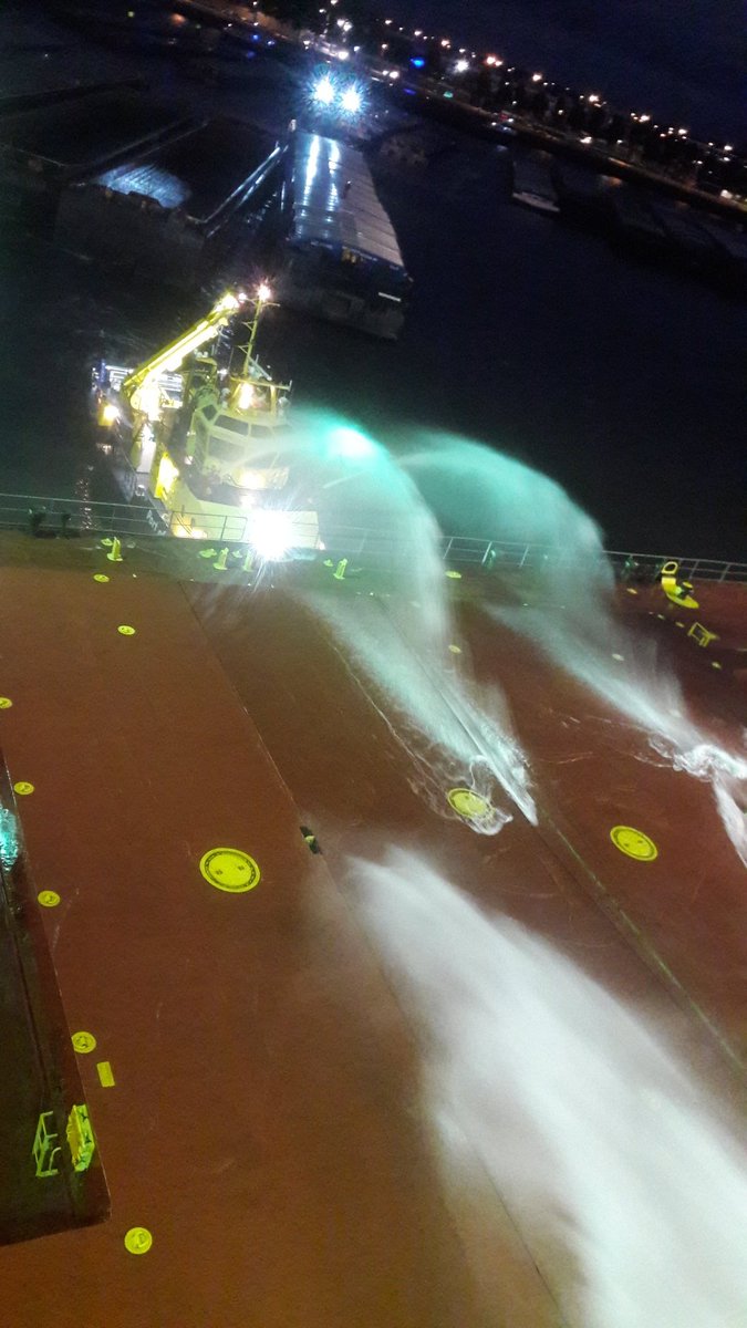 Ter plaatse in de Waalhaven, schip aan boei, om een brand in een ruim met schroot te bestrijden. <a href="/KazBSL/">Kazerne Bosland</a> <a href="/Kaz_Coloradoweg/">Kaz_Coloradoweg</a> #SBB