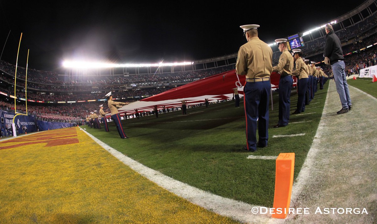 desiree_astorga's tweet image. Happy 4th 
Safe &amp;amp; good day wishes to you all!

#TheBigFlag is 100 by 50 yards (45,000 sq. feet) &amp;amp; covers 1 entire football field when fully deployed

Holiday Bowl pregame 2015 #USCvsW 

📷 #DesireeAstorga  
.
#Happy4th #Trojans #HolidayBowl #America #IndependanceDay