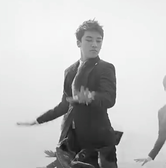 boudica1212's tweet photo. What Bigbang thought while filming Love Song:
Let's all dress the same but put some frilly chiffony fabric thingies on Seungri. Cause he's got this special vibe in this song. And anyway, Seungri cute! 🐼💛 https://t.co/QCLZNOfkZ6