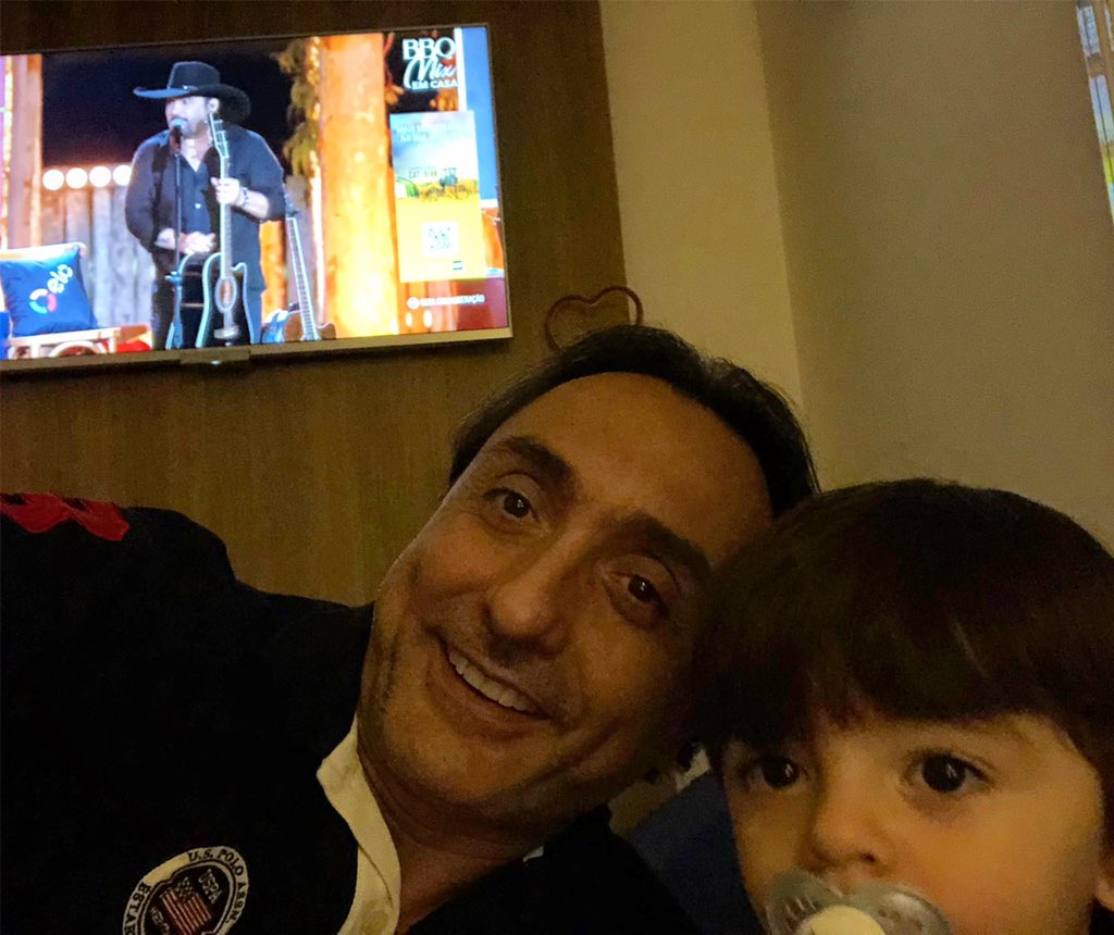 Curtindo os tios <a href="/edsonsertanejo/">Edson</a> e @hudsoncadorini na live maravilhosa #bbqmixbrahmalive #éamordemais é coisa de Deus