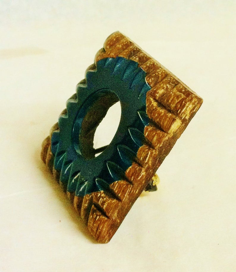 ShanniLuJewelry's tweet image. Love this vintage WOOD PLASTIC BUTTON! This ART DECO treasure would look great sewn on your coat or accenting your vintage hat. 
 #carvedButton
#WoodButton
#PlasticButton 
#VintageWoodButton
#Button
#VintageJewelry 
#HatPin
#VintagePlastic
etsy.com/listing/156223…