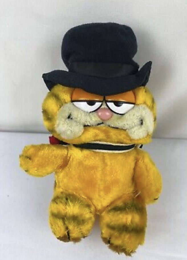 Having an anxiety attack rn and looking at vintage Garfield plushies to calm down here are my fave so far