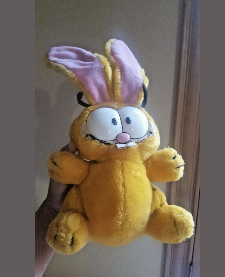Having an anxiety attack rn and looking at vintage Garfield plushies to calm down here are my fave so far
