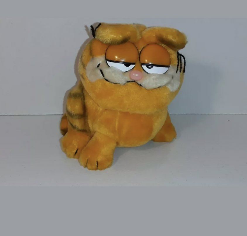 Having an anxiety attack rn and looking at vintage Garfield plushies to calm down here are my fave so far