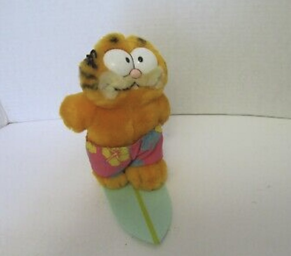 Having an anxiety attack rn and looking at vintage Garfield plushies to calm down here are my fave so far