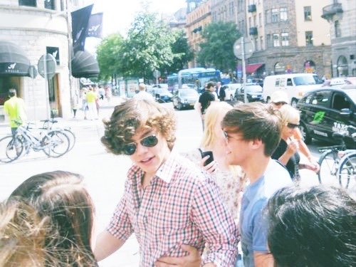 Louis holding Harry's waist sayingM I N E