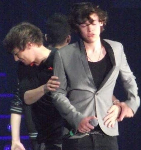 Louis holding Harry's waist sayingM I N E
