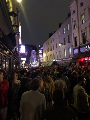 timdewit's tweet photo. Boris Johnson 24 uur geleden:
“Behave responsibly”

London, Soho, nu:
(via @NathanBenaich) https://t.co/AesRNOz7QL