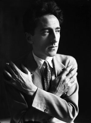 Nacido en una familia de la gran burguesía, Jean Cocteau perdió a su padre a los diez años y vivió con su madre y hermanos en casa de su abuelo, quien le hizo descubrir las obras de Beethoven, Berlioz y Wagner.Comenzó a escribir en 1908 y se consagró como adolescente prodigio.