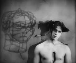 terribles_ (1929).En 1930 Jean Cocteau rodó su primera película, “Le sang dun poète”, y dio a la Comédie-Française “La voz humana”.Hasta 1946 se expresó esencialmente por medio del teatro: _La machine infernale_ (1934), _Les Chevaliers de la table ronde_ (1937),