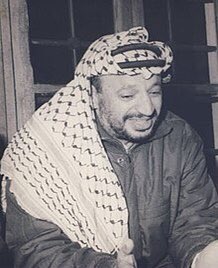 You will tell me: but wait, Michael, aren’t keffiyehs Arabic garments worn by them as part of their national attire? There is also one named Palestinian keffiyeh and popularized by Yassir Arafat. That is correct. And yet its origin is not that straightforward.