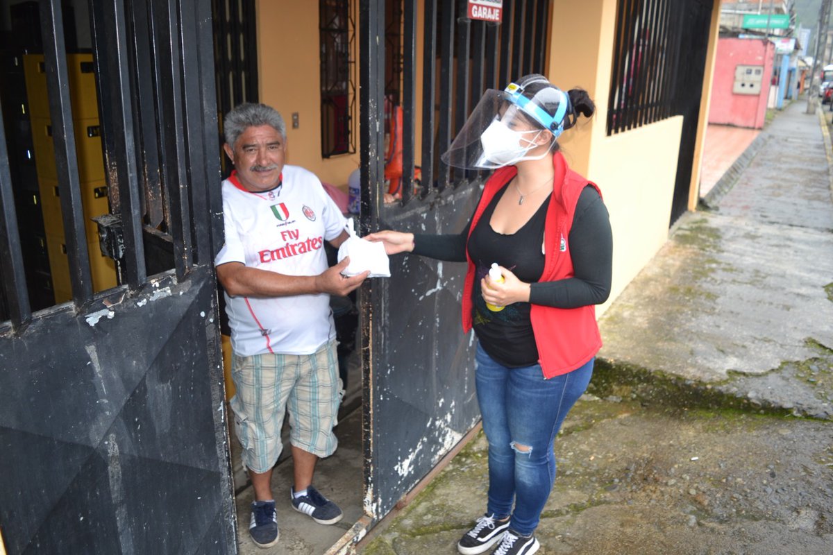 En todo el país, brindamos un servicio de cercanía, siempre priorizando a los grupos más vulnerables, como en Zamora, al entregar medicamentos a los asegurados, gracias a nuestros TOA y el Centro Clínico Ambulatorio Hospital del Día Zamora. #IESSBuenasNoticias
