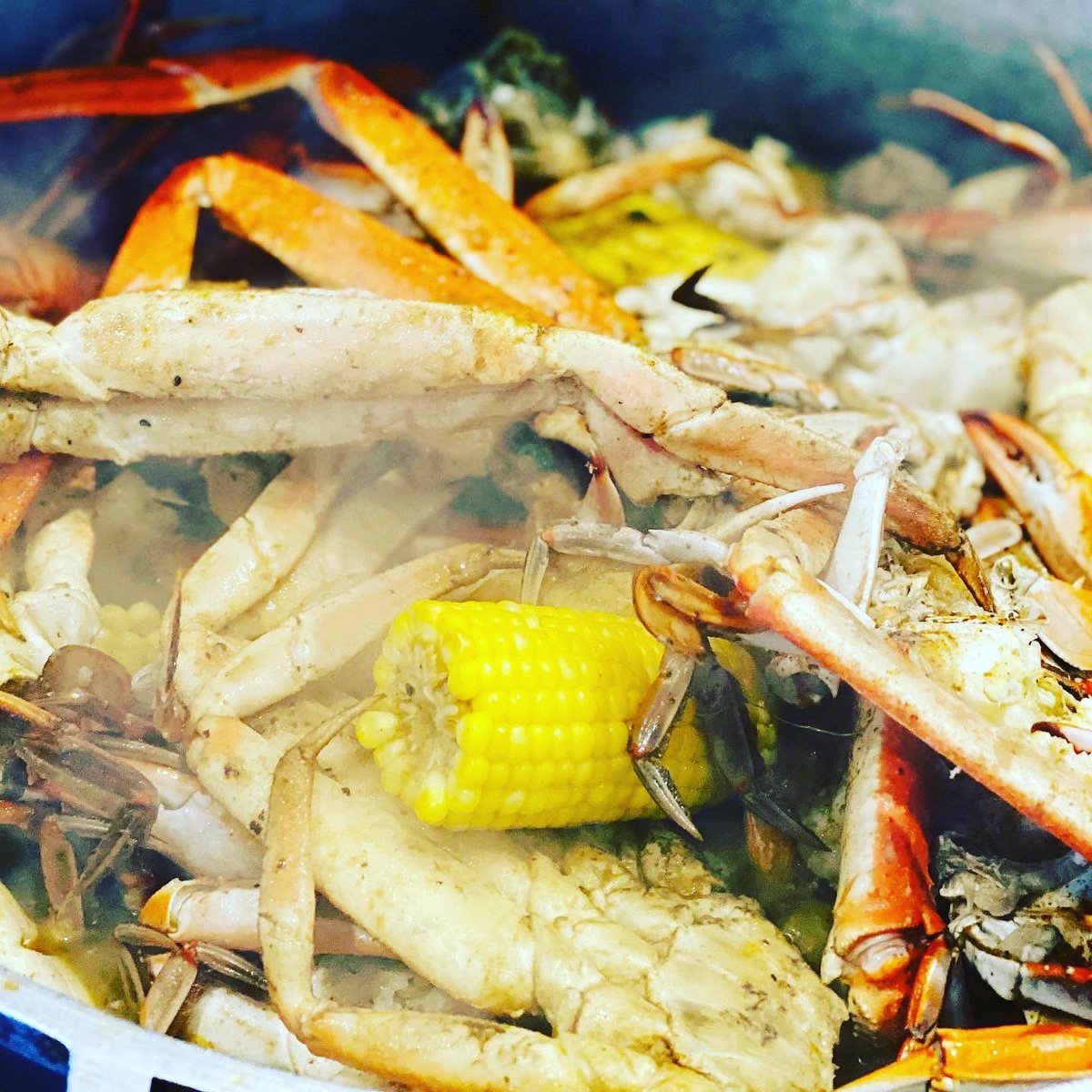jaygayz1's tweet photo. Seafood broil pepper crab n spicy goat #dmvchef #blackmencancook #slkitchen #sierraleonecusine #freetownians https://t.co/euEGsF0lbH