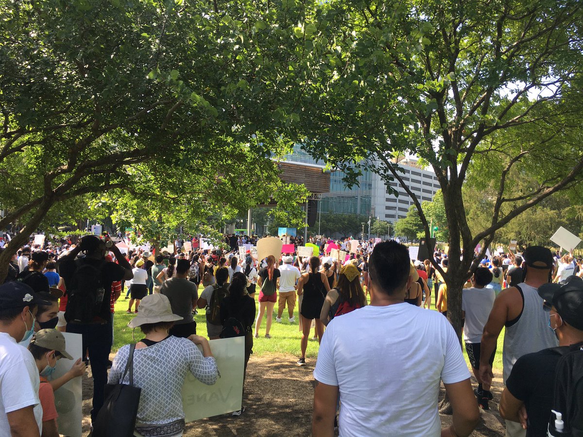thecorpmex's tweet photo. Getting a bigger group of folks that have come out to @DiscoveryGreen for #JusticeForVanessaGullien March to City Hall https://t.co/6CJmvZdrew