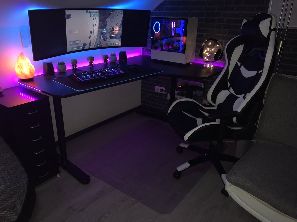 Tom01221765's tweet photo. #Trysetup 16 y.o. Gaming Setup (Ersten PC selbst gebaut und Setup komplett selbst gezahlt) Neuer Tisch kommt bald๐คซ https://t.co/n6zu5KC6qk