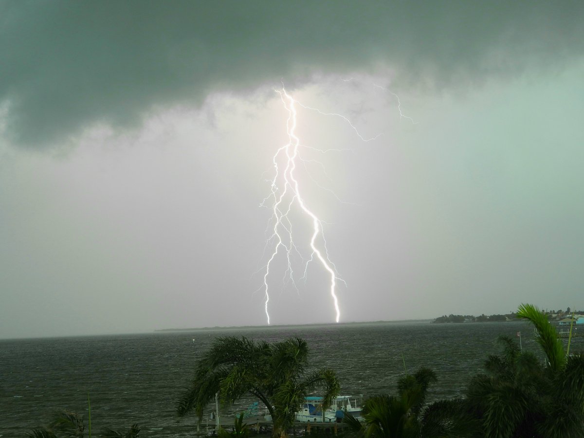 John_Winkopp's tweet photo. Now that was a storm #CocoaBeach #severthunderstorm #NWSSkywarn BRE039 https://t.co/7fdXgzLDXJ