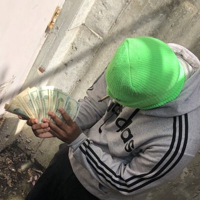 GIoFazo's tweet photo. Grew Up Inna Trap All I Knew Was Flip It An Make It Bakk #SELFMADE #MBF #EVERYOPPSHOT 🐝 https://t.co/g35NUxLBTT