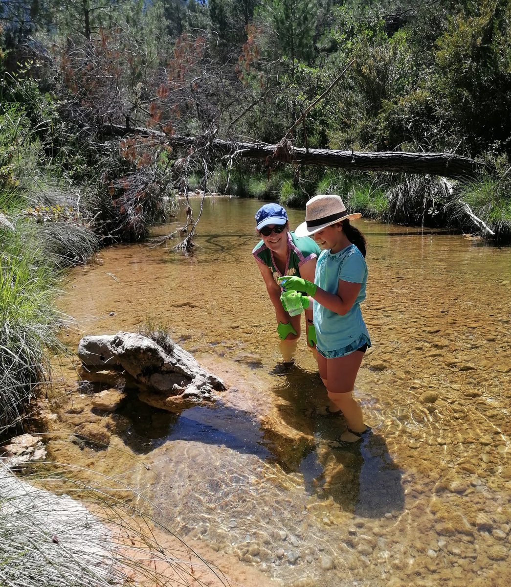 Today we sampled macroinvertebrates, water and sediments for eDNA, and collected the pitfall traps we placed last week for the project #BiodiversIRES @1000IRP. My little field assistant was brave!!! 💜 
#biodiversity #intermittentrivers #TerraAlta #Catalonia #parcnaturalElsPorts