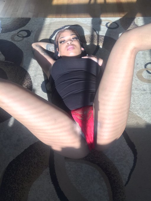 Guns &amp; Roses 🥀  New content is NOW on my #OnlyFans  subscribe here 👉🏽 https://t.co/YSZwdF5CtS 💋 https://t<a href="/tag/onlyfans"class="tags">#OnlyFans</a>