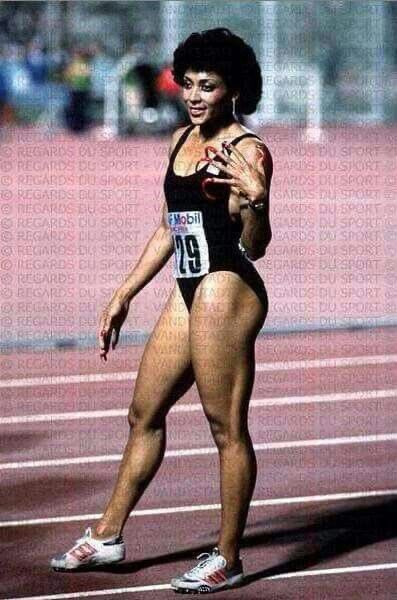 Back to the story though. Flo Jo’s family lived in Watts, where the future Olympic athlete fell in love with running and fashion. By her early adult years, acrylic nails become markers of “fly girl style” and were worn at extravagant lengths with intricate designs.