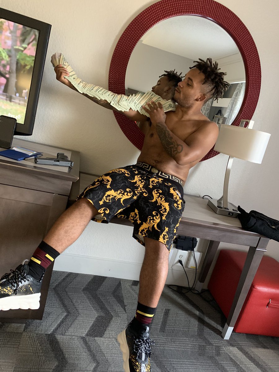 FlyStreet5's tweet photo. I Pop Shit All Yr Round Not Jus On Da 4th🤫
 #ZAYWAY
#YSM 
🦍🖤💰 https://t.co/jOUCz3OBbY