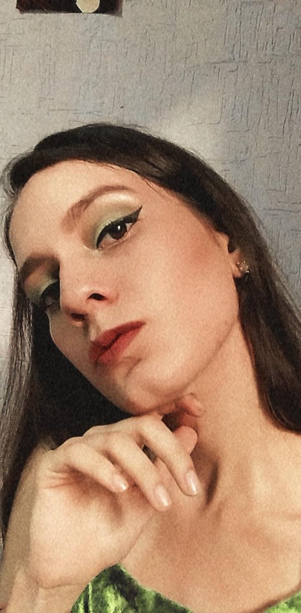 H e l e n tweet media