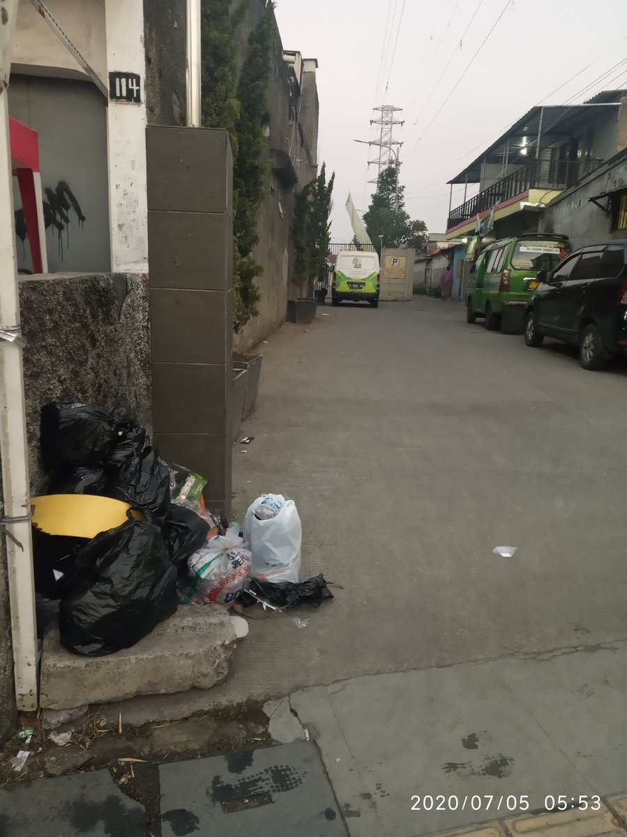 AdangApox's tweet photo. Setelah sekian lama bersih ,tertib, dan rapi,... Mulai ada lagi sampah yang menumpuk di depan pintu keluar apartement M-Square. 
Mohon segera ditertibkan @Cibaduyut_Juara sebelum bertambah numpuk dan berbau terima kasih https://t.co/M9D5ifgolY