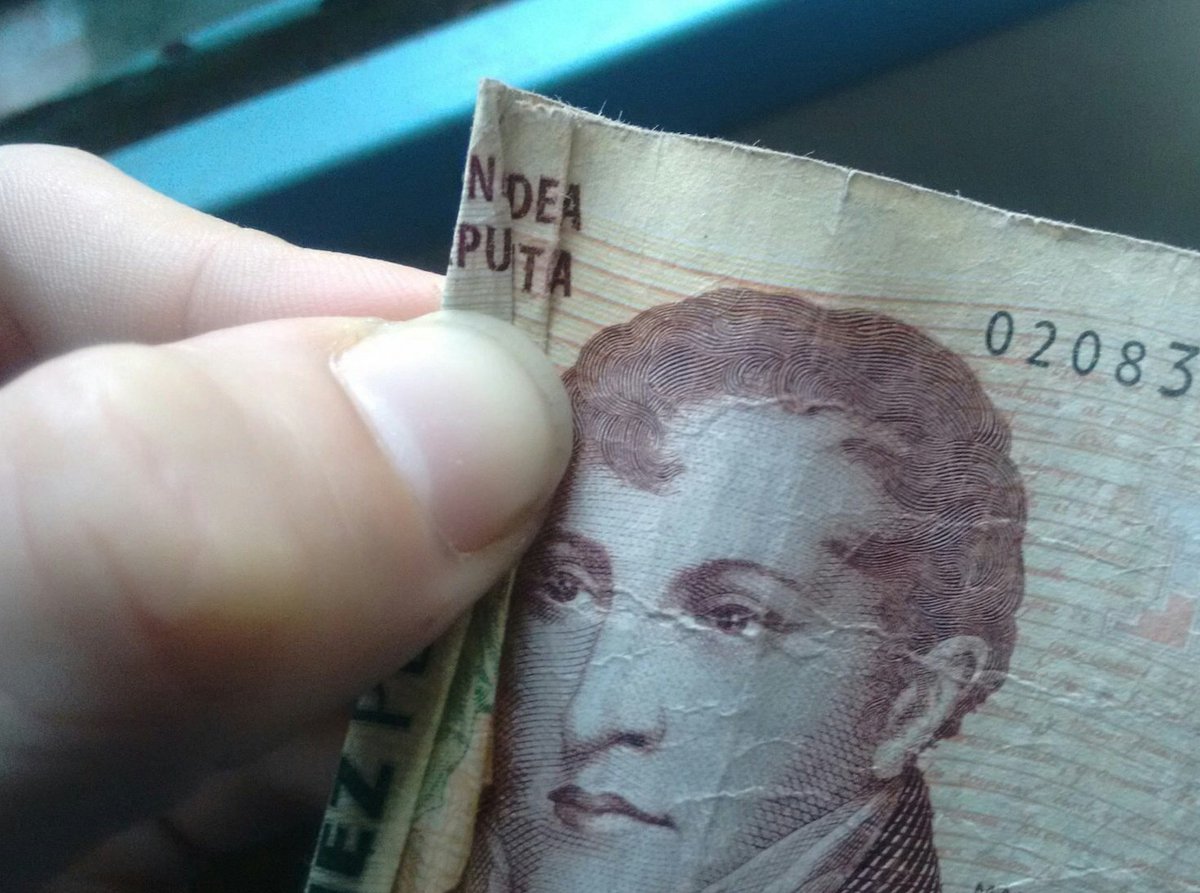 astrobort's tweet photo. GENTE SI DOBLAN LOS BILLETES DE LA FORMA CORRECTA PUEDEN VER A NUESTROS PROCERES DECIR NDEA PUTA DIFUNDAN ANTES DE QUE EL GOBIERNO ME CENSURE https://t.co/ajPMRcR6YB