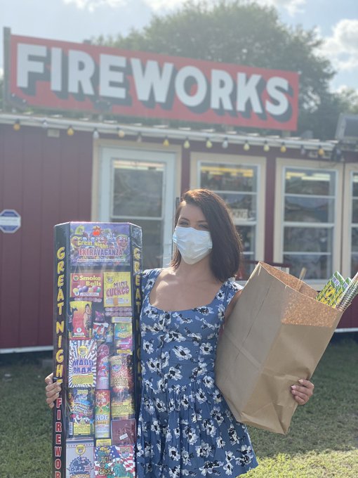 Who else is setting off fireworks today?!? What’s ur favorite!? #HappyFourthOfJuly ??? https://t.co/