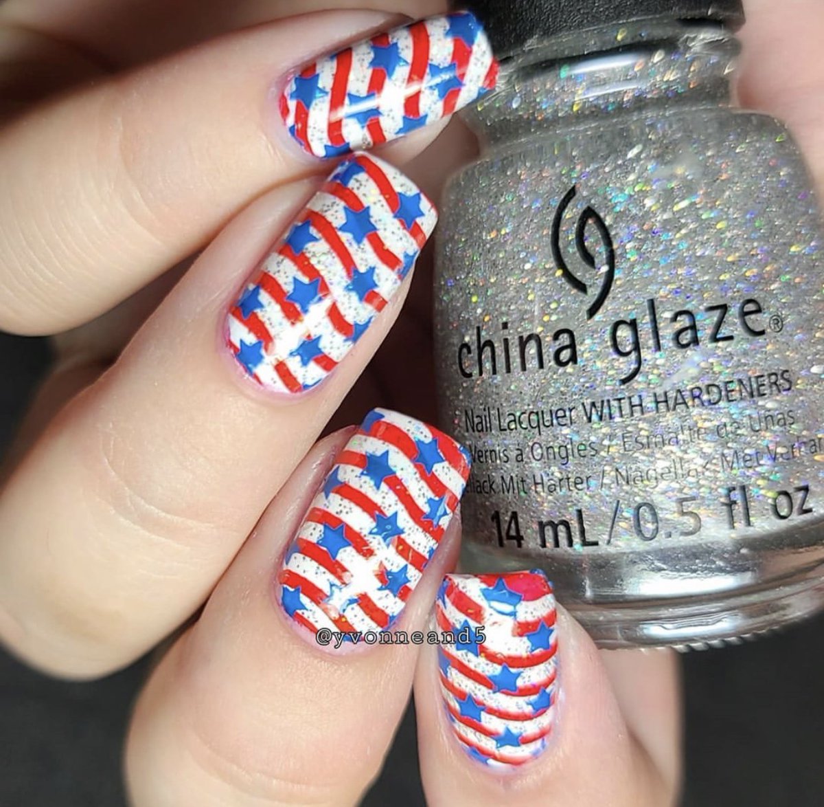 ChinaGlaze's tweet photo. Who needs fireworks when our #CGClique has the creative spark! Here is @yvonneand5 patriotic design using White On White and Glitter-ific! https://t.co/dJ44iWZgRP