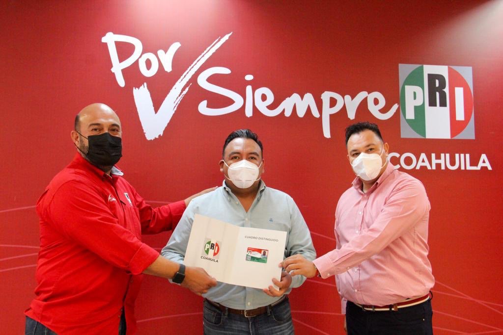 PRICoahuila's tweet photo. La #ReEvolución está en marcha, cada militante tendrá su acreditación como integrante de las filas del Revolucionario Institucional, por ello entregamos su afiliación al Diputado Local @Andres_Loya. 

#OrgullosamentePriista #PorSiemprePRI https://t.co/7yotKf20Ax