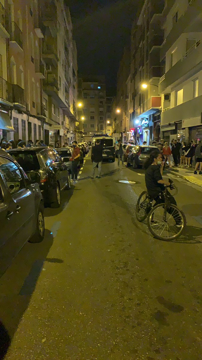 fartole21's tweet photo. Vergonzo tras el Coronavirus, la calle llena de gente sin guardar las distancias de seguridad, y con la policía presente a las 1:45 de la mañana un sábado, despues de una Pandemia, (Zaragoza). Calle fita @cnp @elpais_espana @CoronaVid19 @elmundoes @zaragoza_es @M_Presidencia https://t.co/e7WDuP8edd