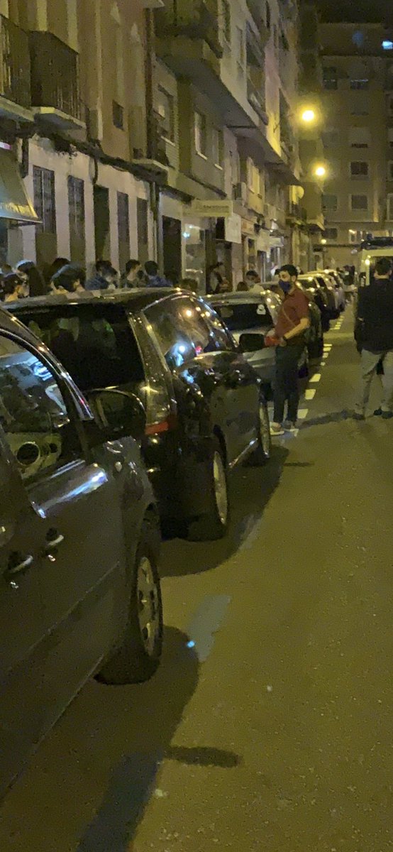 fartole21's tweet photo. Vergonzo tras el Coronavirus, la calle llena de gente sin guardar las distancias de seguridad, y con la policía presente a las 1:45 de la mañana un sábado, despues de una Pandemia, (Zaragoza). Calle fita @cnp @elpais_espana @CoronaVid19 @elmundoes @zaragoza_es @M_Presidencia https://t.co/e7WDuP8edd