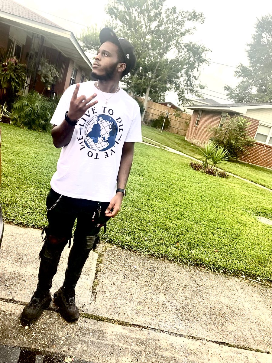 deeseventwo's tweet photo. This The Way I Live I Gotta Keep Me A Glock Ain’t No Love In These Trenches But I’m Still Hugging The Block 💔 https://t.co/xPewzUDvLb