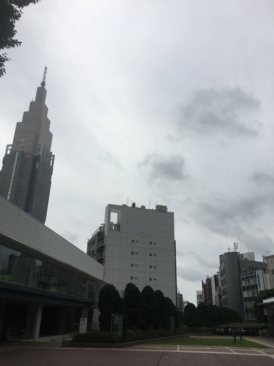tsb_nyuso's tweet photo. 今朝の ＃代々木 はどんより曇り空…
でも、湿度が高くとってもムシムシしているかんじ…

のどが渇いてなくても、
こまめな水分補給を忘れずに～‼️

＃東京スクール・オブ・ビジネス ＃TSB ＃マスク ＃水分補給 https://t.co/Huj2vNbNAP