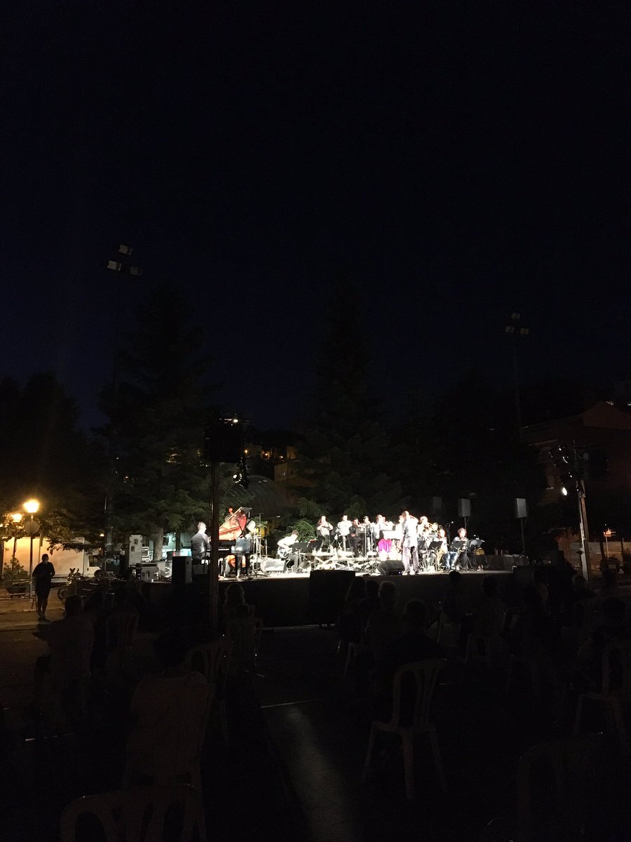 artenciclesuria's tweet photo. Per fi hem pogut gaudir de l’Asier Olabarrieta Big Band! Després d’un standby obligat, hem pogut reprogramar els dos espectacles pendents de l’edició 2020. Ha sigut un plaer gaudir del concert a la Plaça de Sant Joan! 🎷🥁🎺🎸 #artenciclesuria #culturaalpoble #musicaendirecte https://t.co/Vb0nlM3icN