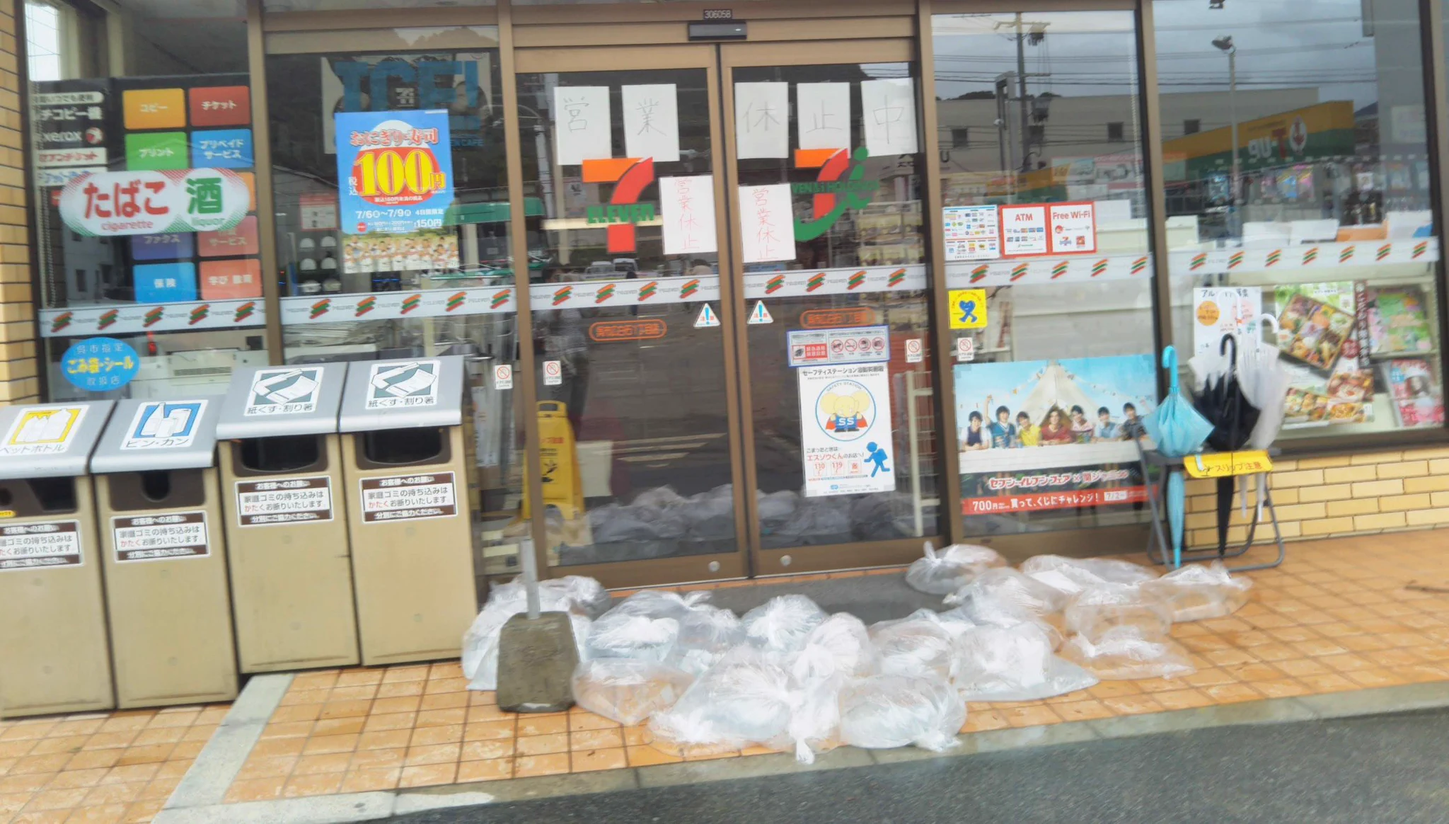 @hurikakechannel やってましたねぇ…
(構築中、この後キングスライム状態になってた)
さらに水が引いた後、これをほどいて泥掃除に使うのであります 