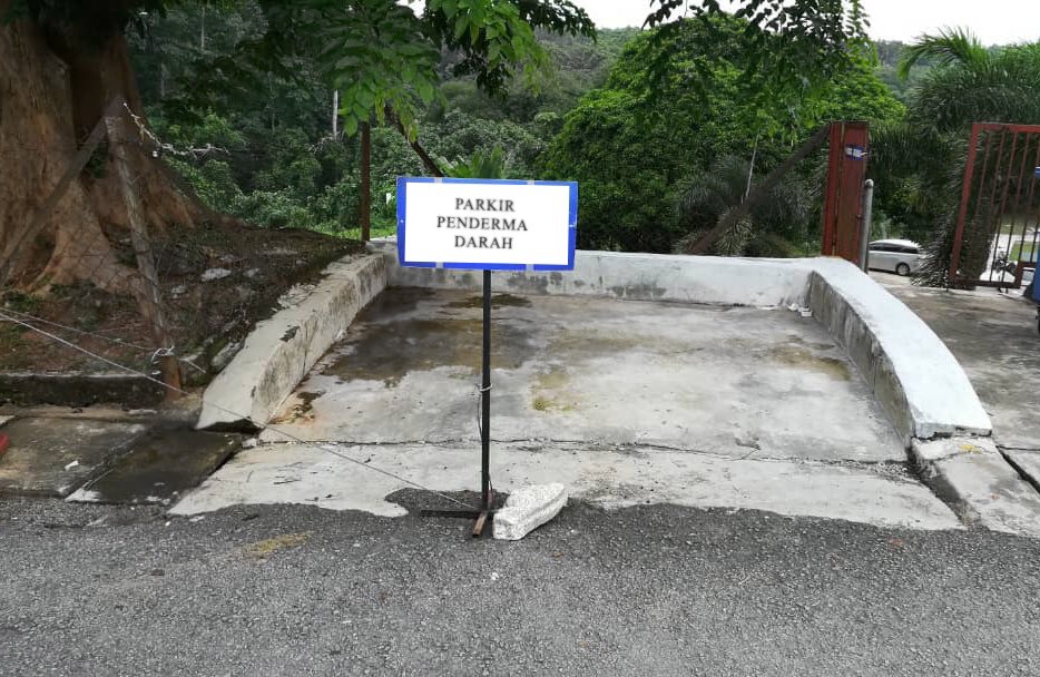 darah_kelantan's tweet photo. Warga Tanah Merah, jom datang derma darah di Hospital Tanah Merah. Tabung Darah HTM dibuka untuk pendermaan pada waktu bekerja:
Ahad-Rabu: 8am-4.30pm
Khamis: 8am-3pm
Slot parkir disediakan untuk penderma. Sebarang pertanyaan sila hubungi 09-9545109/5111. 
#jomdermadarah https://t.co/boxNi7x1So