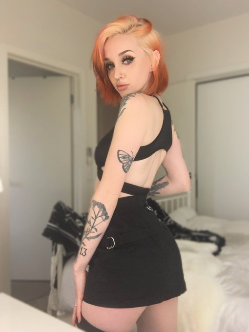 Liveeee on onlyfans in 15 minutes! Going for a record breaking month and I would love your help 🙊 💕https://t