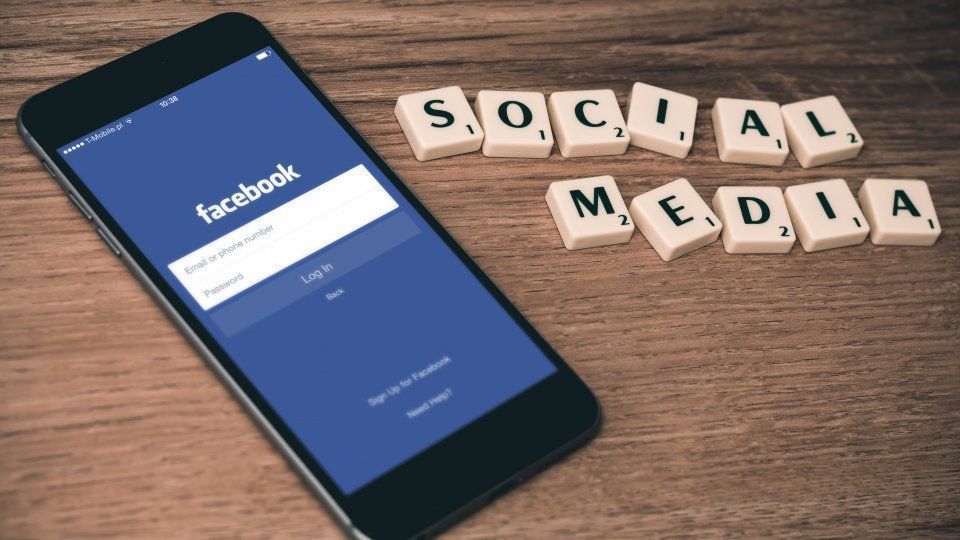 SWGfL_Official's tweet photo. If you're an education professional that uses #Facebookapps, download the latest guide from SWGfL, @childnet, @UK_SIChelpline and @Facebook. Remember to use #Facebookapps in a safe and professional way! 
 https://t.co/9wdPCrPGwv https://t.co/Ppk5OVmBE4