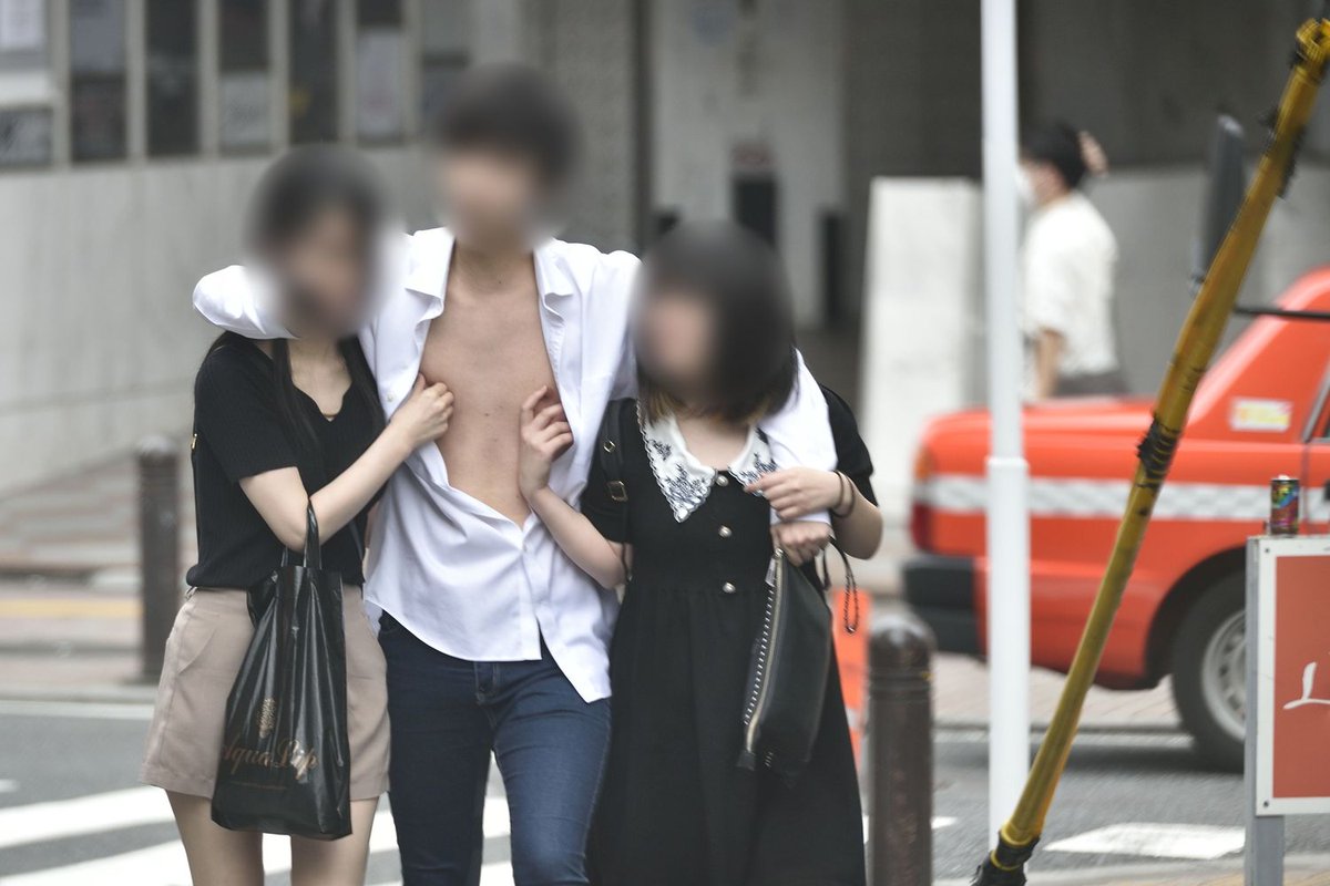 乳首ドリルすな 新宿ホストともなれば早朝両手に抱えた女性に両乳首を弄られながら街中を闊歩する Togetter