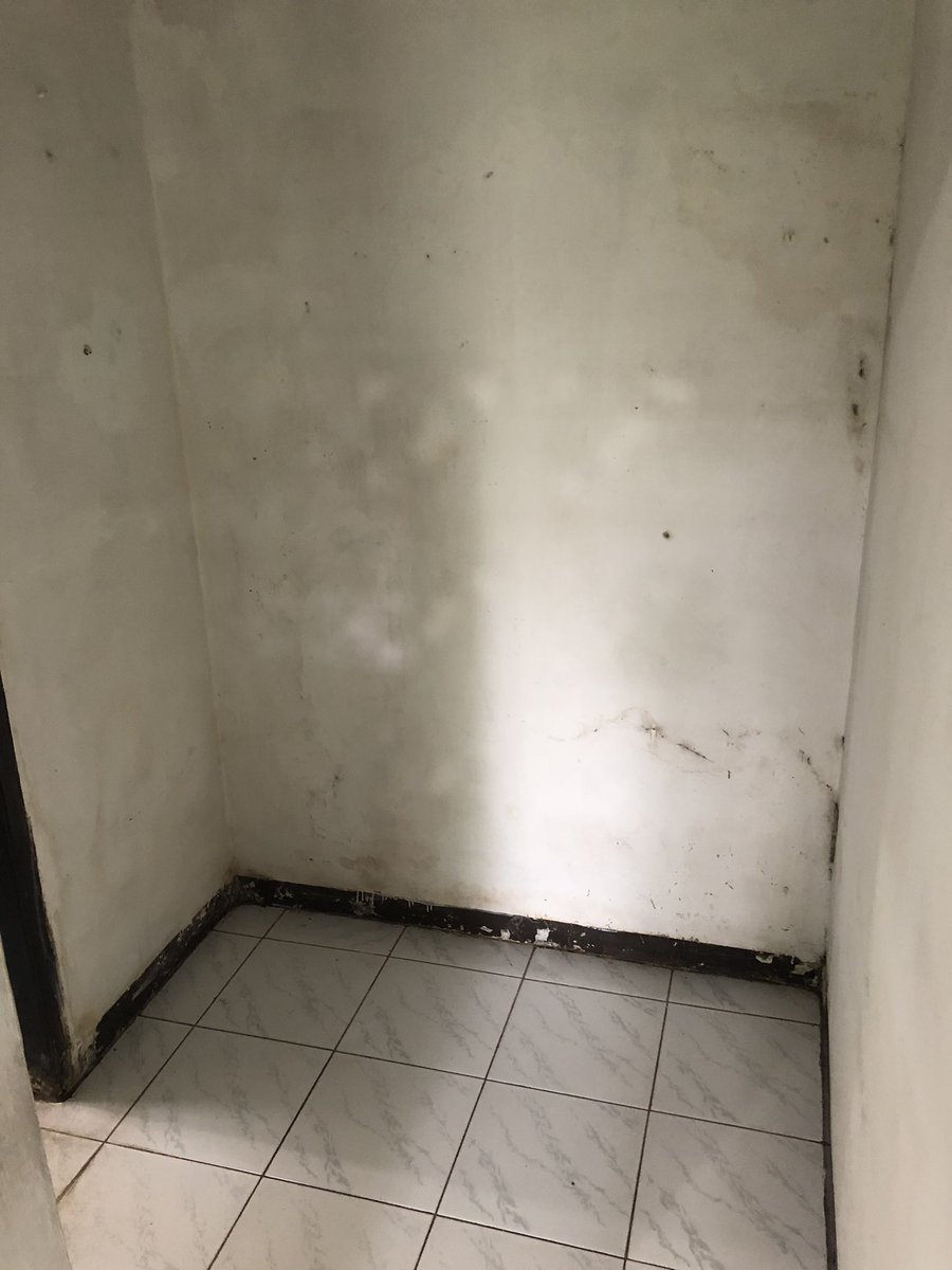 Banyak yang nanyain naro barangnya dimana? Krn lemari yg makan tempat gw balikin ke bapak kosnya, jadi gw bikin lemari dari kayu triplek  dan bikin peti dari kayu palet.