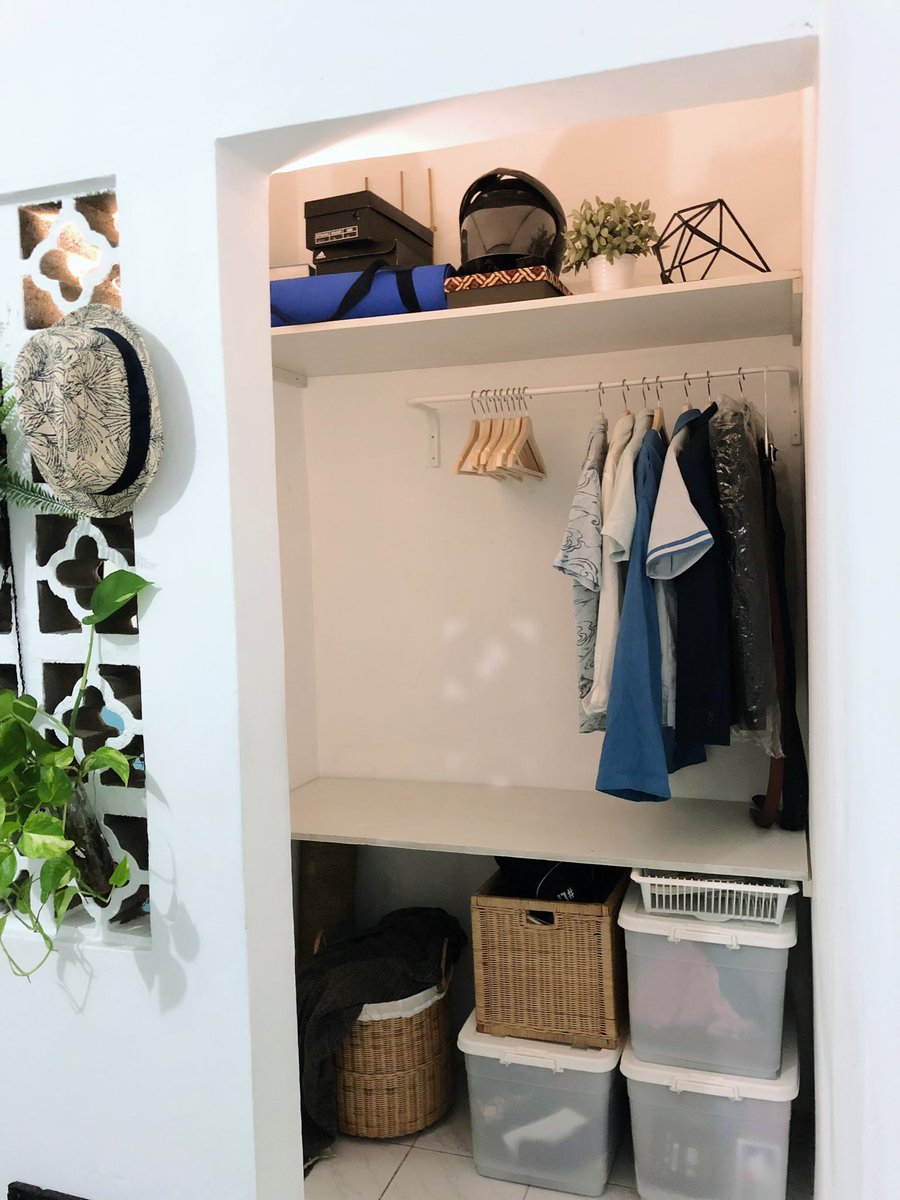 Banyak yang nanyain naro barangnya dimana? Krn lemari yg makan tempat gw balikin ke bapak kosnya, jadi gw bikin lemari dari kayu triplek  dan bikin peti dari kayu palet.