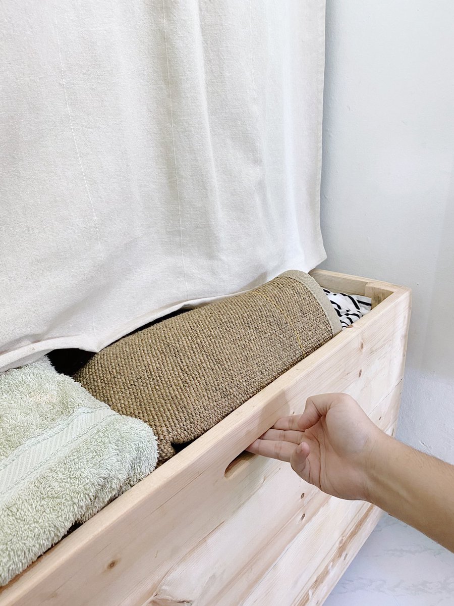 Kamar kos ini dimakeover dengan catatan: kalo gw pindahan gak ribet. Jadi semuanya gw bikin “modular” semua kayu disini ga dipaku. Dan buat barang2 kalo pindahan tinggal derek aja.