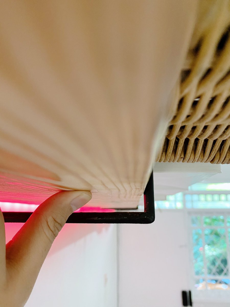 Kamar kos ini dimakeover dengan catatan: kalo gw pindahan gak ribet. Jadi semuanya gw bikin “modular” semua kayu disini ga dipaku. Dan buat barang2 kalo pindahan tinggal derek aja.