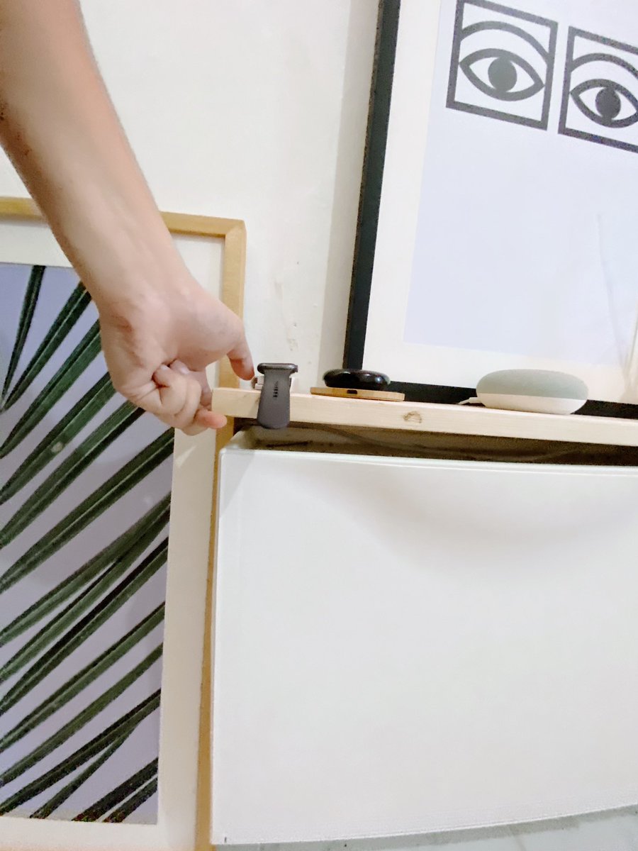 Kamar kos ini dimakeover dengan catatan: kalo gw pindahan gak ribet. Jadi semuanya gw bikin “modular” semua kayu disini ga dipaku. Dan buat barang2 kalo pindahan tinggal derek aja.