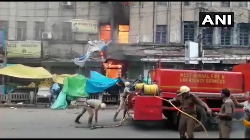 ANI's tweet photo. Kolkata: Fire breaks out in a commercial building located near Canning Street
#WestBengal https://t.co/i05ddNhnlw