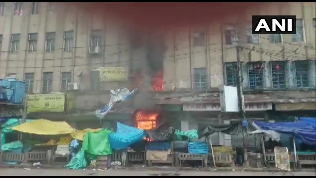 ANI's tweet photo. Kolkata: Fire breaks out in a commercial building located near Canning Street
#WestBengal https://t.co/i05ddNhnlw